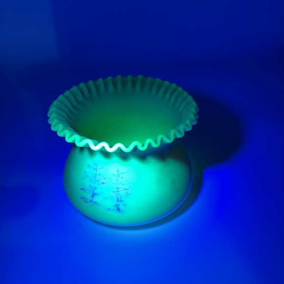 Thomas Webb Burmese Glass Bowl/Vase.  It glows! - Picture 7 of 8